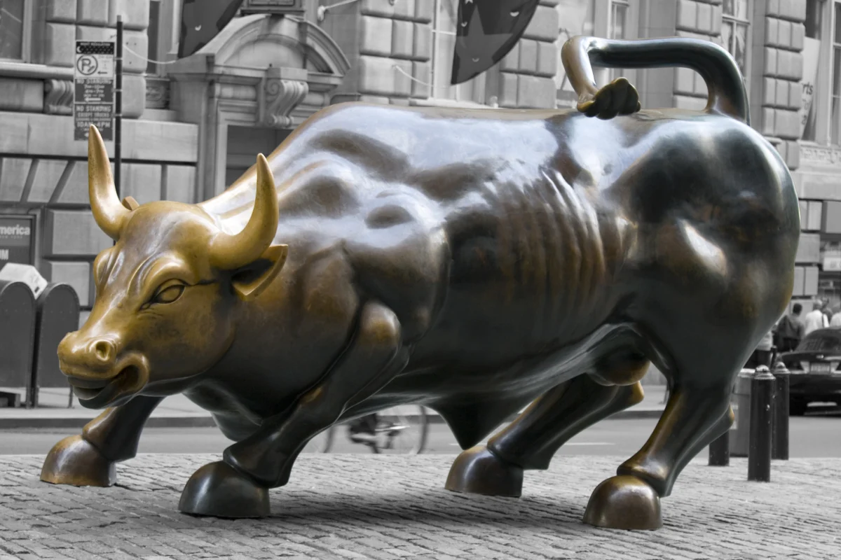 The Chainlink Crossroads: Navigating the Gap Between Infrastructure Utility and Market Valuation